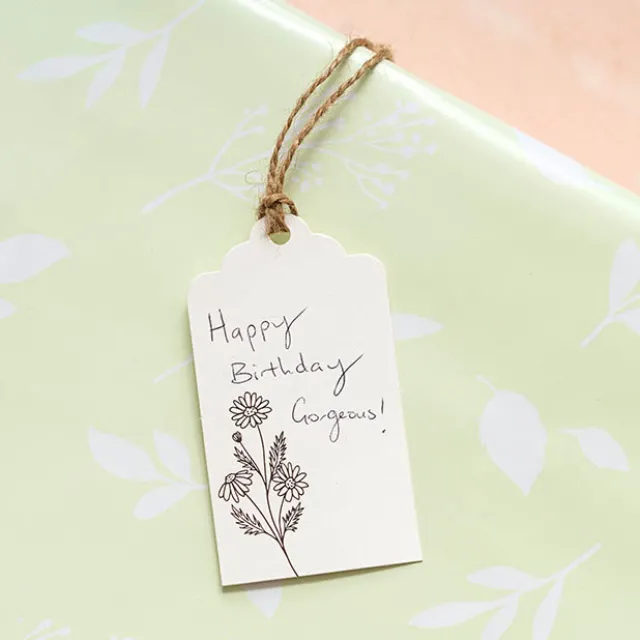 Hanging Gift Tags Scallop Flowers White Pack 20 (9Lx5W)cm)
